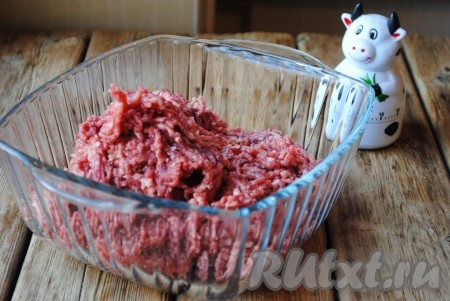 Желудки хорошо вымыть, нарезать на небольшие кусочки и пропустить через мясорубку (чтобы фарш получился более однородным, я пропустила через мясорубку дважды).&nbsp;
