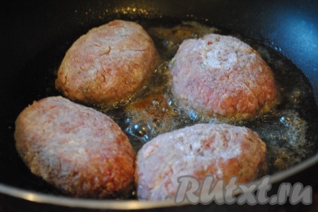 Мокрыми руками сформировать котлеты, обвалять их в муке или панировочных сухарях и отправить на хорошо разогретую сковороду с растительным маслом. 