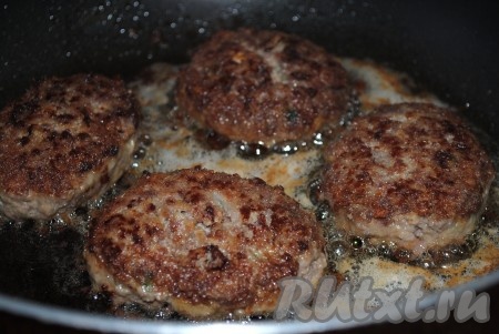 Жарить по 4-5 минут с каждой стороны на небольшом огне. Котлетки должны стать красивыми, с румяной корочкой.&nbsp;

