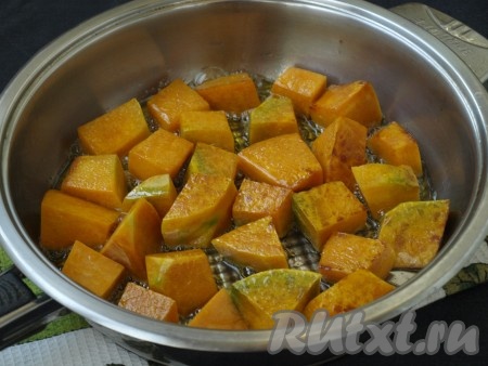 Нарезать очищенную тыкву крупными кубиками. В сковороде разогреть подсолнечное масло, выложить тыкву и обжарить на сильном огне до золотистой корочки со всех сторон.
