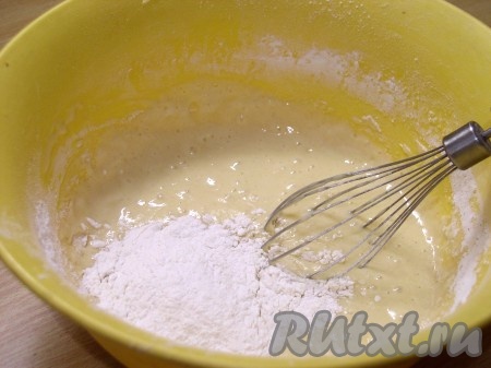 Подсыпая муку небольшими порциями, замесить тесто.