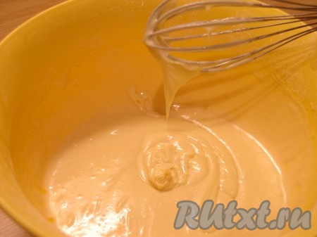 Замесить эластичное жидкое тесто. По эластичности тесто должно получиться, как жидкая сметана. Духовку сильно разогреть. В смазанную жиром форму выложить бананы, нарезанные кубиком, и залить тестом. Можно нарезанные бананы соединить с тестом и так вылить в форму. Выпекать банановый пирог в разогретой духовке на среднем жару около 30 минут. Верх должен стать нежно-золотистым. Проверить готовность пирога деревянной шпажкой. Вынуть пирог из духовки. Остудить.