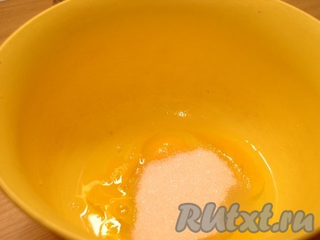 Яйца вбить в миску и слегка взбить с сахаром.