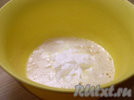 Добавить сметану и разрыхлитель, перемешать.