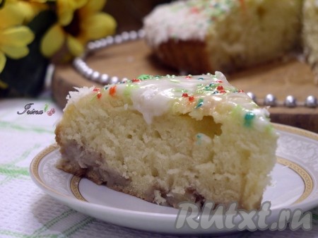 Достать банановый пирог из формы можно слегка теплым. Делайте это осторожно, чтобы не разломать, так как пирог нежный.
Для приготовления крема смешать сметану с сахарной пудрой и смазать верх пирога. Сметану брать жирную, густую или фермерскую. Украсить по желанию кокосовой стружкой, нон-парелью. Вкусный, тающий во рту банановый пирог готов!