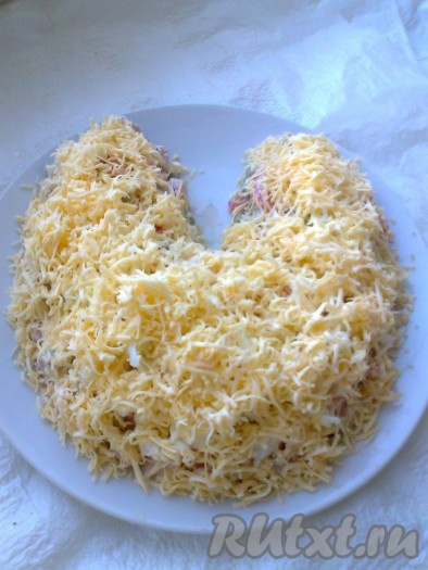 Затем посыпаем натёртым твердым сыром.