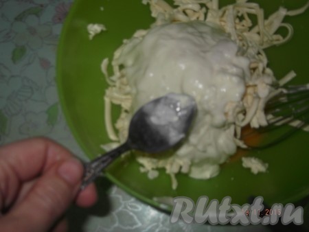 Сверху добавляем соду, погашенную уксусом.
