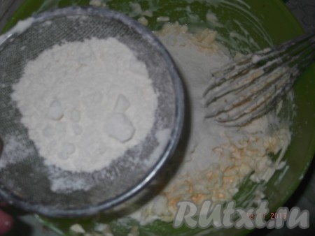 Хорошо перемешиваем получившуюся массу, затем начинаем постепенно просеивать муку.
