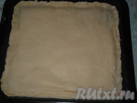 Накрываем второй раскатанной частью теста, слегка защипывая края.
