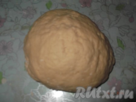 Замешиваем не тугое тесто, но чтобы к рукам не прилипало.
