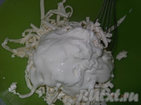 На натёртое масло выливаем сметану.
