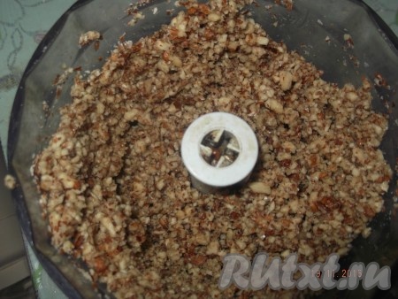 Для приготовления начинки берём орехи, предварительно очищенные от скорлупы, и перебиваем в блендере до однородной массы.
