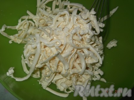 Поверх желтков на тёрке натираем сливочное масло.
