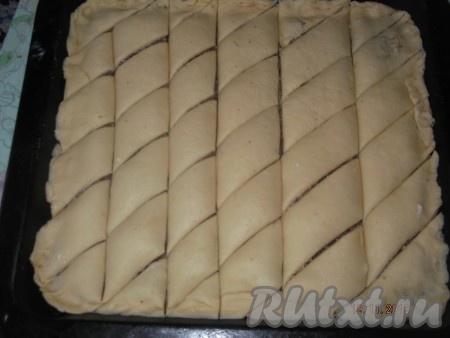 Затем режем на ромбики и смазываем сверху яйцом.
