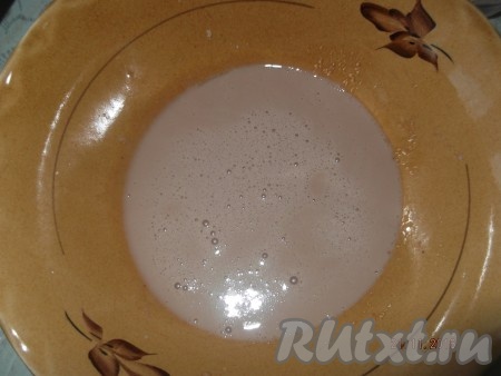 Растереть дрожжи с сахаром в однородную массу.