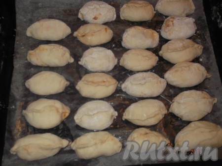 Выложить пирожки с яблочно-тыквенной начинкой на застеленный пекарской бумагой противень на расстоянии друг от друга.