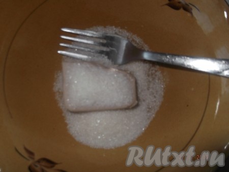 В отдельную миску выложить свежие дрожжи и посыпать 1 столовой ложкой сахара.