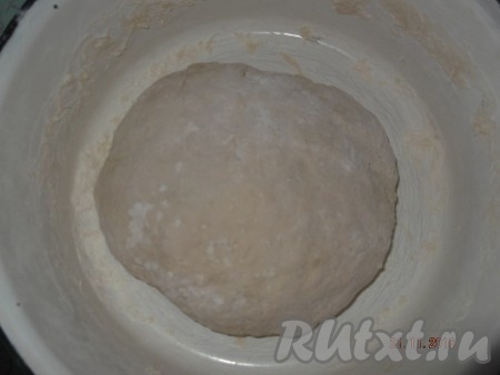 Замесить тесто, чтобы оно не было тугим, но и не прилипало к рукам.