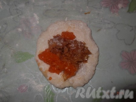 Затем сформировать пирожки с начинкой.