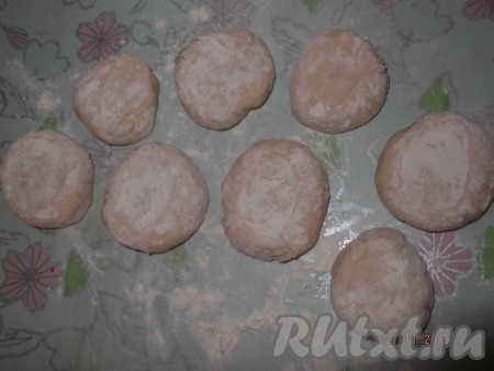 Через 2 часа вынуть подошедшее тесто, обмять и разделить на маленькие части (будущие пирожки) и оставить еще на 20 минут на столе, чтобы тесто еще раз подошло.