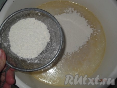 Дрожжевую смесь влить в тесто и постепенно добавить просеянную через сито муку.