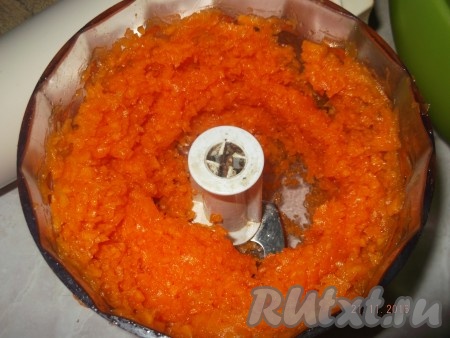 Замешанное тесто поставить на 2 часа в холодильник. Тесто должно увеличиться в 2 раза. Пока тесто подходит, мы приготовим тыквенно-яблочную начинку. Очистить тыкву от кожуры и перебить в блендере.