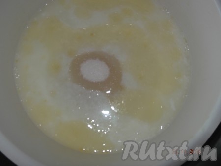 Добавить 2 столовые ложки сахара и соль, перемешать.