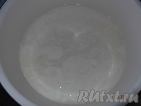 Для начала налить нашу сыворотку в миску. Предварительно сыворотку необходимо слегка подогреть до комнатной температуры.