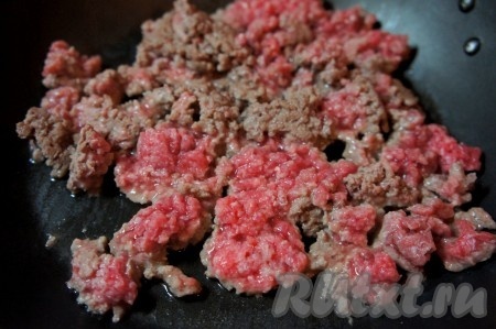 Фарш выложить на скороду, потушить в собственном соку 5 минут.