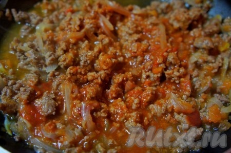 Добавить томатную пасту и немного воды, если это необходимо. Тушить под закрытой крышкой на среднем огне ещё 5 минут. 
