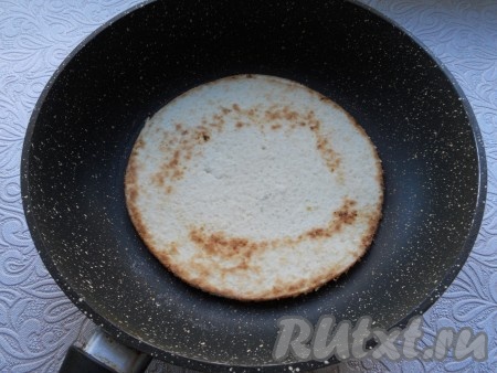 Жарить коржи на разогретой сухой сковороде, на небольшом огне, до румяности с двух сторон (как блинчики).