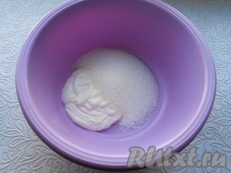 К сметане добавить сахар, перемешать.