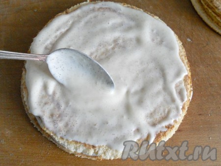 Коржи остудить до слегка теплого состояния. Для приготовления крема сметану смешать с сахаром (взбивать не нужно, но если хочется - взбейте). Перемазать коржи сметанным кремом. Выложить коржи друг на друга, формируя торт.