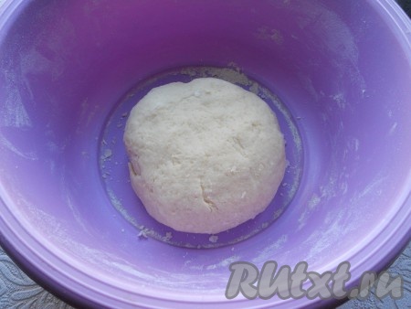 Замесить плотное, почти не липнущее тесто.