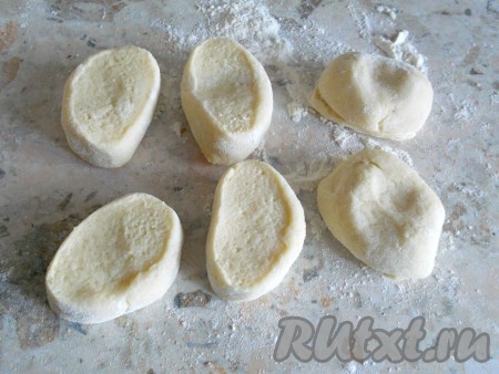 Разделить тесто на 6 частей.