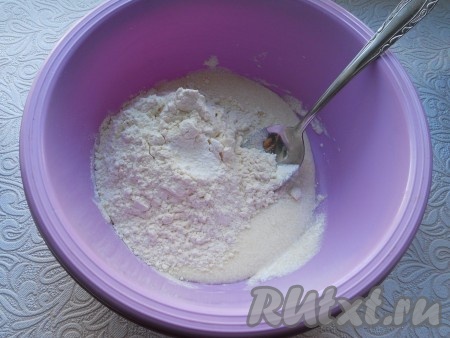 Всыпать разрыхлитель и просеянную муку.