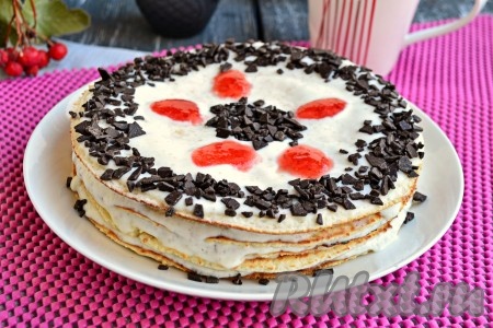 Необычайно вкусный и простой торт "Сметанник", приготовленный на сковороде, оставить для пропитки на 30 минут при комнатной температуре, а затем украсить верх тертым шоколадом, джемом и отправить торт в холодильник еще на 30 минут (можно, конечно, и на дольше).&nbsp;
