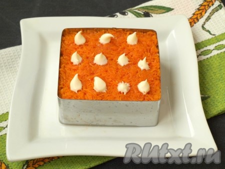 Далее натереть на тёрке варёную морковь и снова нанести немного майонеза.
