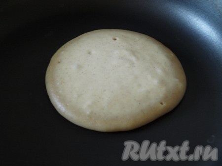 Хорошо разогреть сковороду, в центр налить 3 столовые ложки теста. Тесто разойдётся само так, как нужно. Печём панкейк, пока поверхность будет жидкой.
