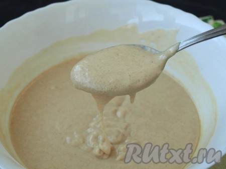 Затем добавить подсолнечное масло и размешать. Тесто будет густое, медленно стекающее с ложки.
