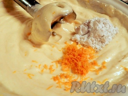 Добавить крахмал, цедру лимона, тщательно смешать.