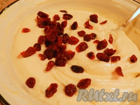 Клюкву добавить к творожной массе, перемешать.