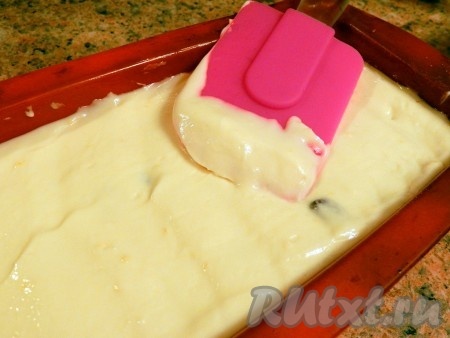 На дно формы для запекания выложить половину шоколадного штрейзеля, затем творожную массу, тщательно разровнять лопаткой, чтобы не было пустот.