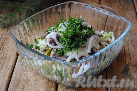 Зелень укропа мелко порубить и тоже добавить в салат.&nbsp;
