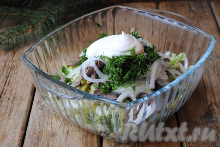 Посолить салат, заправить майонезом (или сметаной), перемешать и отправить в холодильник на 1 час, чтобы он остыл и пропитался.&nbsp;
