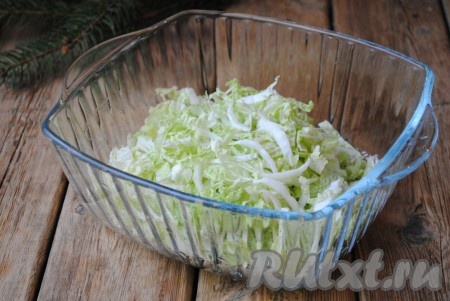 Куриные сердечки вымыть, сложить в кастрюлю, полностью залить водой, поставить на огонь, довести до кипения, уменьшить огонь, посолить и варить до готовности, примерно, 20-25 минут. Вареные сердечки остудить, обрезать капилляры. Пекинскую капусту вымыть и мелко нашинковать.