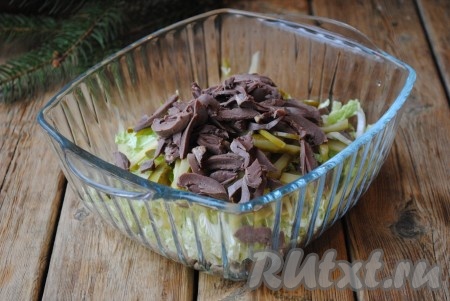 Подготовленные куриные сердечки нарезать соломкой и добавить в салат к соленым огурчикам и пекинской капусте. 
