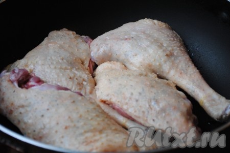 Мясо гуся вымыть, обсушить и разрезать на порционные кусочки. Обжарить на сковороде с растительным маслом до золотистой корочки с двух сторон.
