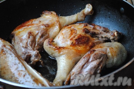 Жарить на среднем огне около 7-10 минут с каждой стороны.&nbsp;
