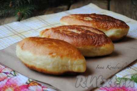 Вкусные, румяные жареные пирожки с картошкой и луком готовы. Выложить их на бумажное полотенце, чтобы убрать лишний жир. 

